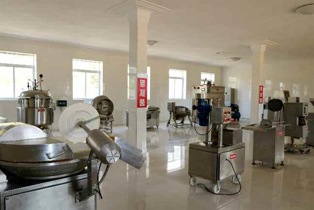 북한 노동당 기관지 노동신문은 14일 평안북도의 군민룡천돼지공장의 개건(현대화)이 마무리 단계에 들어섰다고 보도했다. 신문은 “80일 전투 기간 동안 공사를 다그쳐 끝내기 위해 총공격전을 벌이고 있다”라고 전했다. 평양 노동신문=뉴스1