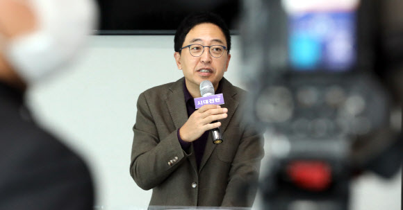 더불어민주당을 탈당한 금태섭 전 의원이 14일 마포구에서 조정훈 시대전환 대표가 주도하는 ‘누구나 참여아카데미’ 초청 강연을 하고 있다. 2020.11.14  연합뉴스