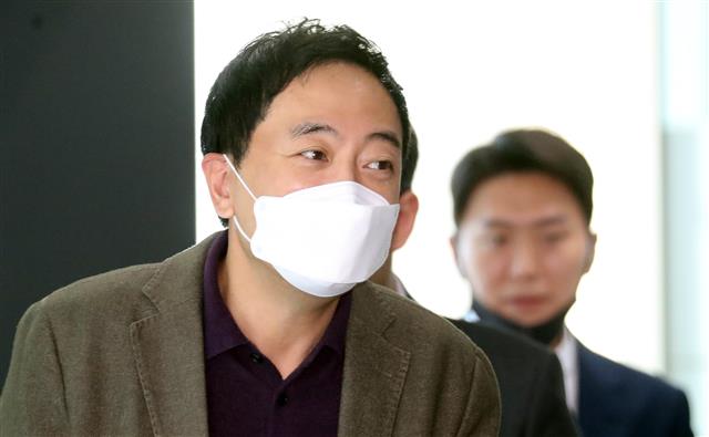 금태섭 전 민주당 의원이 14일 서울 마포구에서 조정훈 시대전환 대표가 주도하는 ‘누구나 참여아카데미’에서 강연을 하기위해 이동하고 있다. 2020.11.14 뉴스1