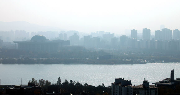 14일 마포구에서 바라본 여의도 일대. 기상청은 오늘 미세먼지 농도는 수도권·충청권·광주·전북은 ‘나쁨’, 그 밖의 권역은 ‘보통’ 수준이라고 예보했다. 2020.11.14  연합뉴스