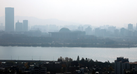 14일 마포구에서 바라본 여의도 일대. 기상청은 오늘 미세먼지 농도는 수도권·충청권·광주·전북은 ‘나쁨’, 그 밖의 권역은 ‘보통’ 수준이라고 예보했다. 2020.11.14  연합뉴스