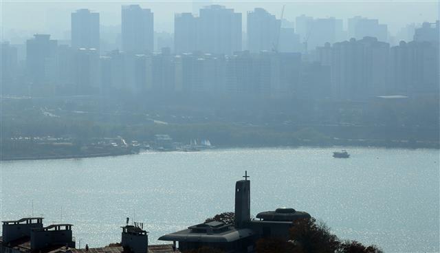 중부지방 미세먼지 농도가 ‘나쁨’을 보인14일 서울 여의도 대기가 뿌옇다. 2020.11.14 뉴스1