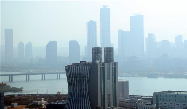 중부지방 미세먼지 농도가 ‘나쁨’을 보인14일 서울 여의도 대기가 뿌옇다. 2020.11.14 뉴스1