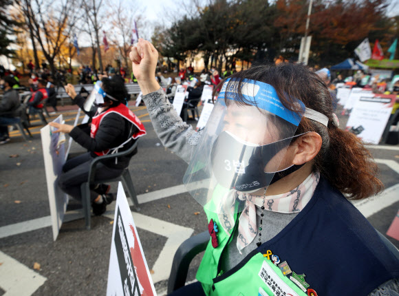 14일 오후 서울 영등포구 여의도공원 앞에서 전국노동자대회가 열리고 있다. 2020.11.14  연합뉴스