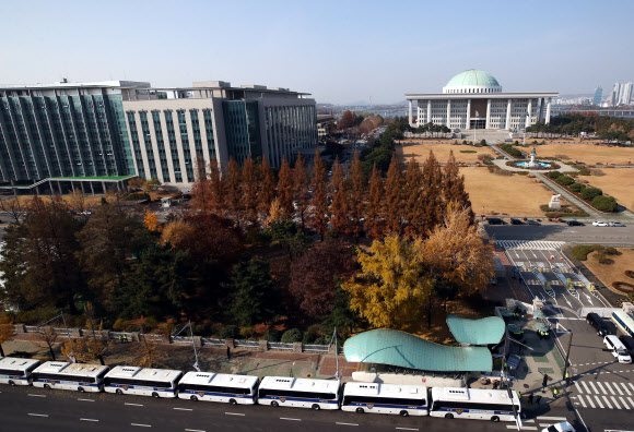 전국노동자대회와 전국민중대회 등 서울 곳곳에서 집회가 열린 14일 오후 국회 앞에 만일의 사태에 대비한 차벽이 둘러쳐져 있다. 2020.11.14  연합뉴스