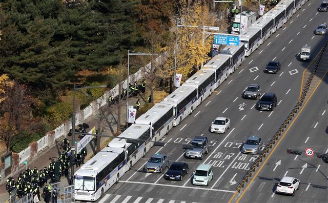 서울 여의도를 중심으로 도심 곳곳에서 전국민중대회가 열린 14일 오후 서울 국회 앞에 만일의 사태에 대비한 차벽이 설치되어 있다. 2020.11.14 뉴스1 