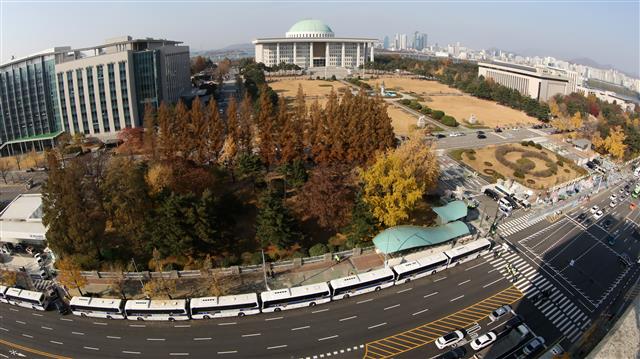 서울 여의도를 중심으로 도심 곳곳에서 전국민중대회가 열린 14일 오후 서울 국회 앞에 만일의 사태에 대비한 차벽이 설치되어 있다. 2020.11.14 뉴스1