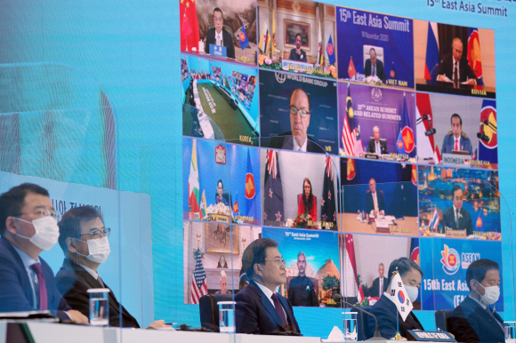 문재인 대통령이 14일 오후 청와대에서 화상으로 개최된 제15차 동아시아 정상회의에 참석해 있다.  2020.11.14 도준석 기자 pado@seoul.co.kr