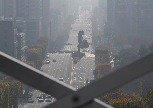 서울을 비롯한 수도권 지역 초미세먼지 수준이 ‘나쁨’을 보인 15일 서울 서초구 누에다리에서 바라본 서초동 일대가 뿌옇다. 2020.11.15 오장환 기자 5zzang@seoul.co.kr