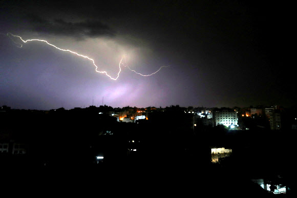 번개가 15일(현지시간) 가자시티에 내려쳐 번쩍이고 있다. 로이터 연합뉴스
