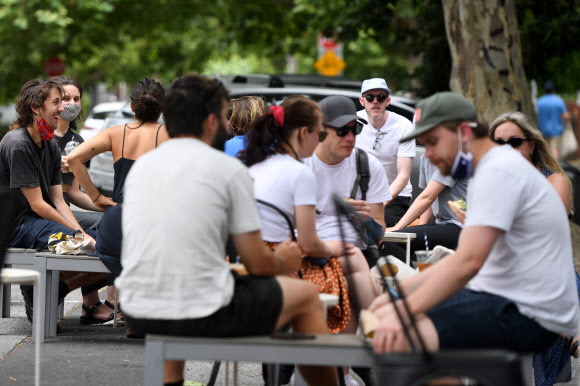 사람들이 15일(현지시간) 호주 멜버른 피츠로이의 한 식당에서 즐거운 시간을 보내고 있다. 빅토리아주는 16일 연속 코로나19 환자 없음을 보고했으며, 감염원이 알려지지 않은 사례가 없는 2주를 몇 달 만에 처음으로 보고했다. EPA 연합뉴스