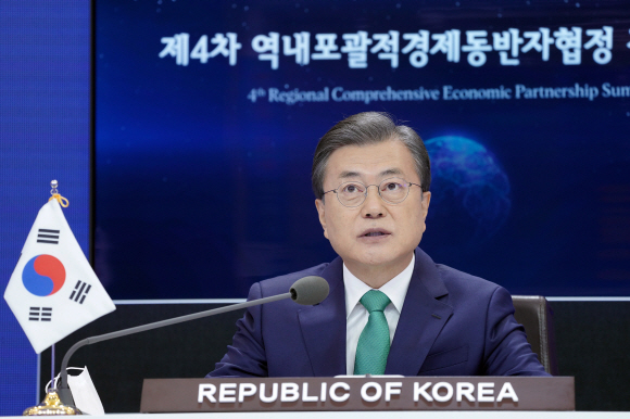 역내포괄적경제동반자협정 (RCEP)의 화상 정상회의에서 15일 문재인 대통령이 의제발언을 하고 있다.2020. 11. 15 도준석 기자pado@seoul.co.kr