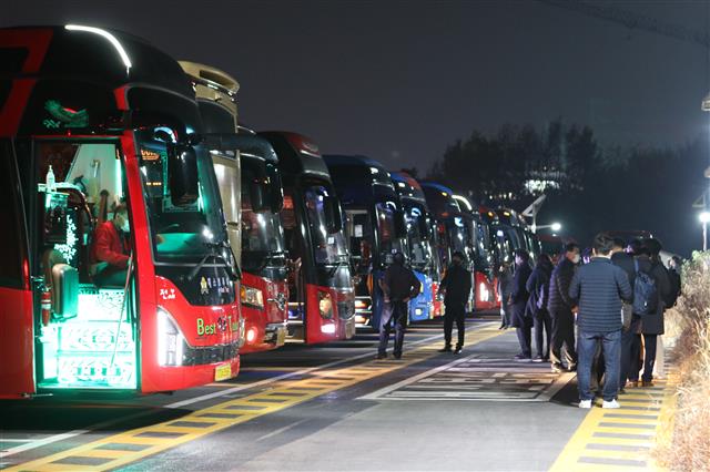 지난 13일 한 주 근무를 마친 정부세종청사 공무원들이 청사 부지 한켠에 마련된 통근버스 주차장에서 서울 등 수도권으로 올라가는 통근버스를 타려고 줄지어 있다. 매주 금요일이면 1000~2000명의 중앙부처 공무원들이 수도권으로 빠져나간다. 세종참여자치시민연대 제공