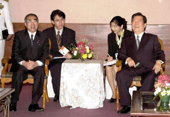 김대중(오른쪽) 전 대통령과 오부치 게이조 전 일본 총리가 1999년 11월 필리핀 마닐라에서 아세안+3(한중일) 정상회의 계기 한일 정상회담을 하며 파안대소를 하고 있다. 서울신문 DB
