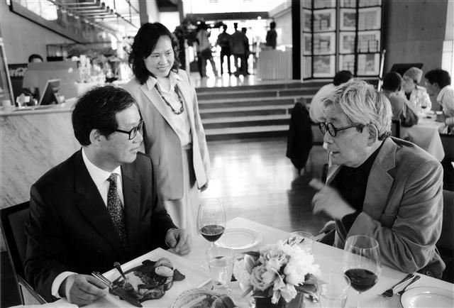 파주 예술마을 헤이리의 북하우스를 방문한 일본 노벨문학상 작가 오에 겐자부로(오른쪽)와 대화하는 김언호 대표.