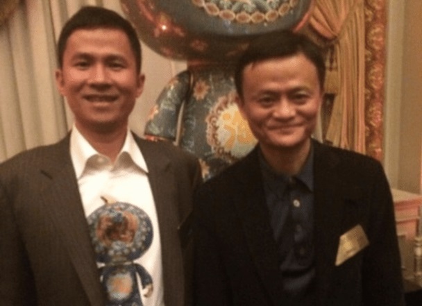 첸펑레이(왼쪽) 홍콩 유니버셜 인터내셔널 홀딩스 회장이 마윈 알리바바 전 회장과 함께 찍어 자신의 웨이보에 올린 사진. 둘 사이의 친분을 짐작할 수 있다. 웨이보 제공