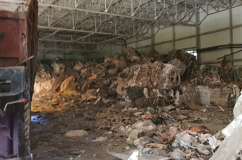 지난해 8월 10일 경북 청도군의 한 공장에 몰래 버려진 불법 폐기물을 서봉태씨가 촬영한 이미지.