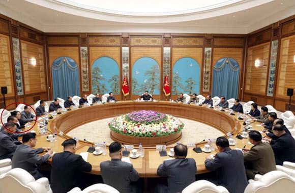 북한은 15일 김정은 국무위원장 주재로 당 중앙위원회 정치국 확대회의를 개최했다고 노동신문이 16일 보도했다. 이날 회의에서는 평양의대 당위원회의 범죄행위를 비판하고 신종 코로나바이러스 감염증(코로나19) 방역 강화 방안이 논의됐다. 김 위원장의 여동생인 김여정(붉은 원) 당 제1부부장의 모습도 포착됐다. 2020.11.16  노동신문 홈페이지 캡처