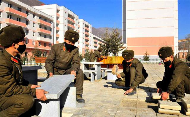 북한 노동당 기관지 노동신문은 16일 함경남도 허천군의 수해복구 성과를 조명했다. 신문은 “종합된 자료에 의하면 현재 300여 세대의 단층 살림집 건설이 마감 단계에 들어섰다”라며 “소층 살림집 건설장들에서도 지붕 공사와 내?외부 미장, 타일 붙이기 등 마감 작업이 입체적으로 진행되고 있다”라고 전했다. 평양 노동신문=뉴스1