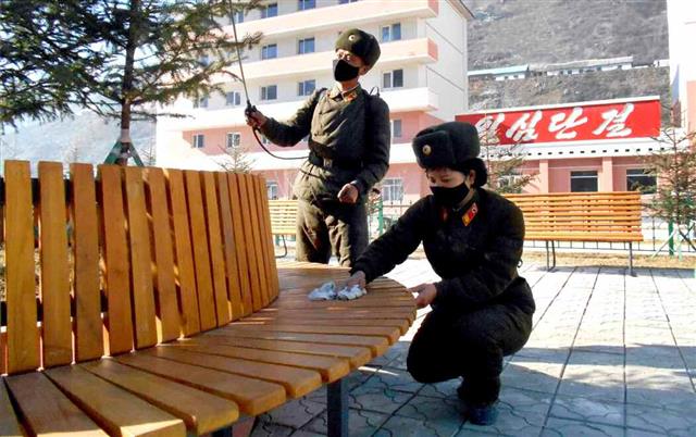 북한 노동당 기관지 노동신문은 16일 함경남도 허천군의 수해복구 성과를 조명했다. 신문은 “종합된 자료에 의하면 현재 300여 세대의 단층 살림집 건설이 마감 단계에 들어섰다”라며 “소층 살림집 건설장들에서도 지붕 공사와 내?외부 미장, 타일 붙이기 등 마감 작업이 입체적으로 진행되고 있다”라고 전했다. 평양 노동신문=뉴스1