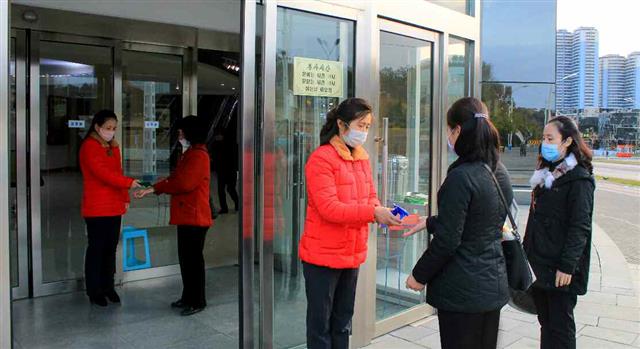 북한 노동당 기관지 노동신문은 16일 신종 코로나바이러스 감염증(코로나19) 전 세계적 확산을 경계하며 비상 방역사업을 강조하고 나섰다. 신문은 “지금 세계적으로 악성 비루스(바이러스)가 기승을 부리면서 파국적인 재난을 끊임없이 초래하고 있다”라며 “당 제8차 대회를 향한 오늘의 총돌격전에서 승리를 이룩하자면 순간도 긴장을 늦추지 말고 비상 방역사업에 한사람같이 떨쳐 나서야 한다”라고 언급했다. 사진은 평양아동백화점에서 소독사업을 진행하는 모습. 평양 노동신문=뉴스1