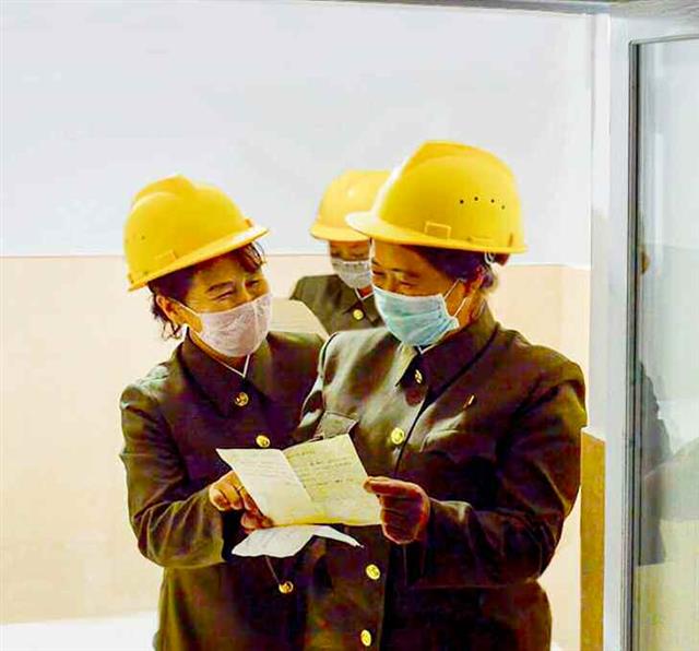 북한 노동당 기관지 노동신문은 16일 수도당원사단이 ‘어머니날’을 맞아 가족과 주고 받은 편지를 조명했다. 신문은 “어머니날을 맞으며 최정예 수도당원사단의 전투 현장에 감동 깊은 화폭들이 펼쳐지고 있다”라며 “수도의 당원 전투원들이 빛나는 위훈을 창조한 긍지 안고 사랑하는 어머니들에게 뜨거운 축하의 인사를 보내고 있다”라고 설명했다. 평양 노동신문=뉴스1