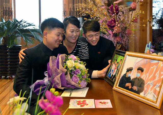 북한 노동당 기관지 노동신문은 16일 수도당원사단이 ‘어머니날’을 맞아 집으로 보낸 편지를 조명했다. 신문은 “어머니날을 맞으며 최정예 수도당원사단의 전투 현장에 감동 깊은 화폭들이 펼쳐지고 있다”라며 “수도의 당원 전투원들이 빛나는 위훈을 창조한 긍지 안고 사랑하는 어머니들에게 뜨거운 축하의 인사를 보내고 있다”라고 설명했다. 평양 노동신문=뉴스1