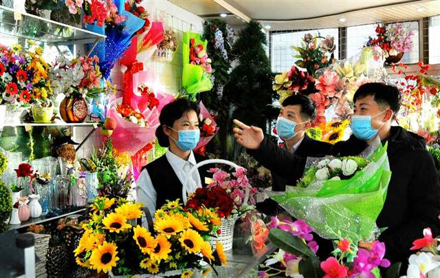 북한 노동당 기관지 노동신문은 16일 ‘어머니날’을 맞아 부모님께 드릴 꽃과 화장품을 사는 주민들의 모습을 공개했다. 신문은 “제일 고운 꽃을 전쟁 노병 어머니에게 드리고 싶다며 오랜 시간 꽃 매대를 떠나지 못하는 머리희슥한 노인”과 “제대되어 맞는 첫 어머니날이라며 크고 화려한 꽃을 부탁하는 청년” 등을 언급하며 어머니날 분위기 조성에 나섰다. 평양 노동신문=뉴스1