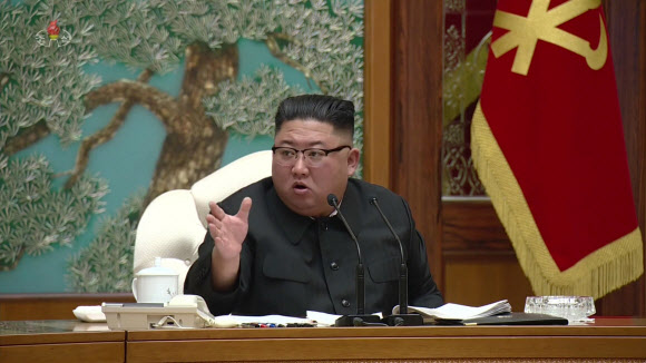 김정은 북한 노동당 위원장이 15일 당 중앙위원회 본부청사에서 정치국 확대회의를 주재했다. 이날 회의에서는 평양의대 당위원회의 범죄 행위와 신종 코로나바이러스 감염증(코로나19) 방역 강화방안을 논의했다. 2020.11.16  조선중앙TV 화면