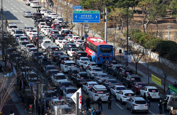 16일 광주 서구 광주시청 앞에서 나주 열병합발전소 반대 대책위가 차량 220대를 동원 열병합발전소 가동반대 결의대회를 하고 있다. 2020.11.16  연합뉴스