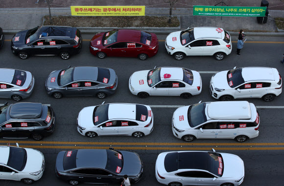 16일 광주 서구 광주시청 앞에서 나주 열병합발전소 반대 대책위가 차량 220대를 동원 열병합발전소 가동반대 결의대회를 하고 있다. 2020.11.16  연합뉴스