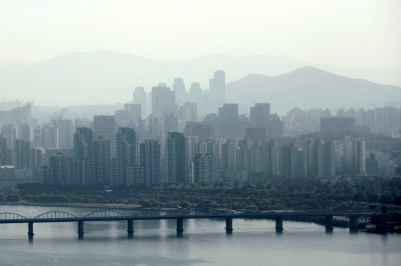 서울 등 수도권 초미세먼지 농도가 ‘나쁨’ 수준을 보인 16일 서울 시내 일대가 뿌옇다. 2020.11.16  연합뉴스