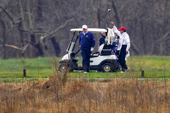 15일(현지시간) 버지니아주 스털링의 골프장을 찾는 도널드 트럼프 미국 대통령. AP