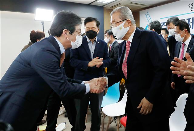 김종인 국민의힘 비상대책위원장이 16일 서울 여의도 유승민 전 의원의 사무소 ‘희망22’ 개소식에 참석해 유 전 의원과 악수하고 있다. 2020.11.16 뉴스1