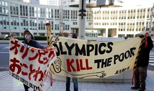 IOC 위원장 일본 방문 중에 올림픽 반대 시위