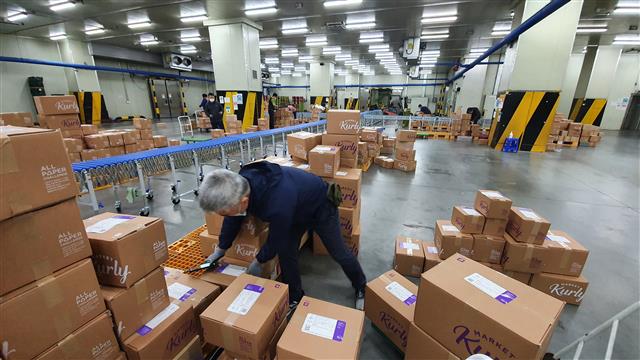 지난 9월 24일 오전 1시 48분. 경기 김포의 마켓컬리 물류센터에서 새벽배송 기사 임정길(가명)씨가 트럭에 실을 물품들을 찾고 있다. 임씨가 이날 오전 1시 출근해 오전 5시 15분까지 배달한 신선식품 등 배송 물품은 모두 78개였다.