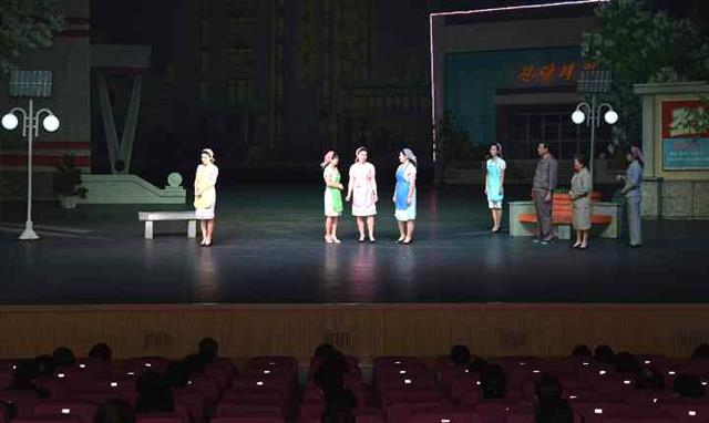 북한 노동당 기관지 노동신문은 16일 어머니날을 맞아 수도 극장들에서 주요 예술단체들의 공연이 진행됐다고 17일 보도했다. 동평양대극장에서는 만수대예술단 음악무용종합공연, 국립연극극장과 평양교예극장 등에서도 다양한 공연이 펼쳐졌다고 신문은 전했다.  평양 노동신문=뉴스1