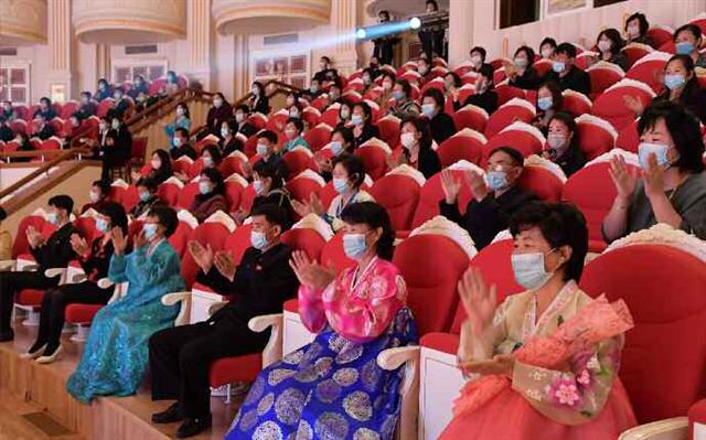 북한 노동당 기관지 노동신문은 16일 어머니날을 맞아 수도 극장들에서 주요 예술단체들의 공연이 진행됐다고 17일 보도했다. 북한은 매년 어머니날을 기념해 여성들의 노고를 치하하며 축하장을 배포하고 축하 공연을 진행하고 있다. 사진은 마스크를 착용하고 거리두기를 한 채 공연을 관람하고 있는 북한 어머니 대표들.  평양 노동신문=뉴스1