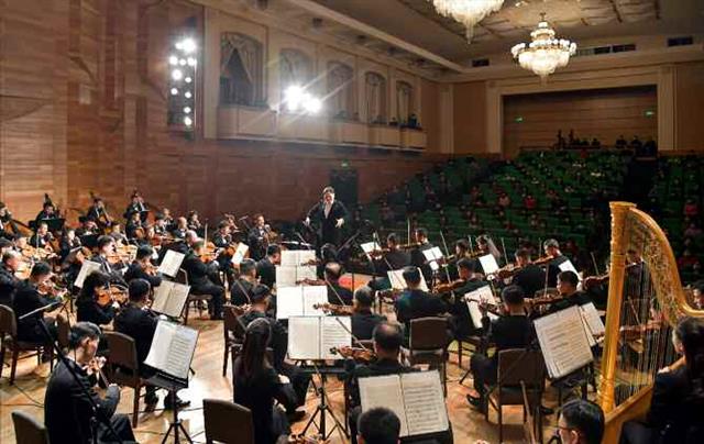 북한 노동당 기관지 노동신문은 16일 어머니날을 맞아 수도 극장들에서 주요 예술단체들의 공연이 진행됐다고 17일 보도했다. 신문은 모란봉극장에서 국립교향악단공연이 진행됐다고 설명했다. 이 외에 동평양대극장에서는 만수대예술단 음악무용종합공연, 국립연극극장과 평양교예극장 등에서도 다양한 공연이 펼쳐졌다고 신문은 덧붙였다.   평양 노동신문=뉴스1