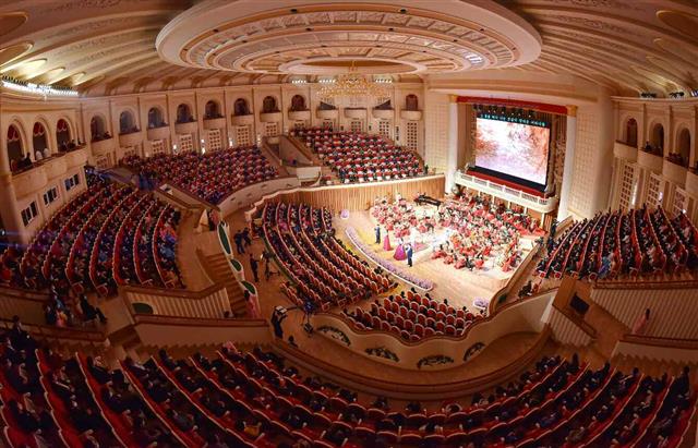 북한 노동당 기관지 노동신문은 16일 어머니날을 맞아 수도 극장들에서 주요 예술단체들의 공연이 진행됐다고 17일 보도했다. 북한은 매년 어머니날을 기념해 여성들의 노고를 치하하며 축하장을 배포하고 축하 공연을 진행하고 있다.  평양 노동신문=뉴스1