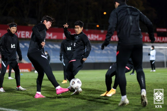 카타르와 평가전을 앞둔 남자축구 국가대표팀이 16일(현지시간) 오스트리아 마리아엔처스도로프 BSFZ아레나에서 훈련하고 있다. 2020.11.17 대한축구협회 제공