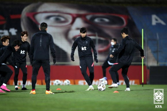 카타르와 평가전을 앞둔 남자축구 국가대표팀 손흥민 등 선수들이 16일(현지시간) 오스트리아 마리아엔처스도로프 BSFZ아레나에서 훈련하고 있다. 2020.11.17 대한축구협회 제공