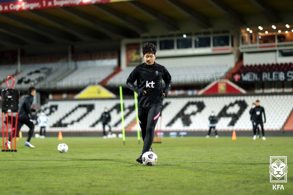 카타르와 평가전을 앞둔 남자축구 국가대표팀 이강인이 16일(현지시간) 오스트리아 마리아엔처스도로프 BSFZ아레나에서 훈련하고 있다. 2020.11.17 대한축구협회 제공
