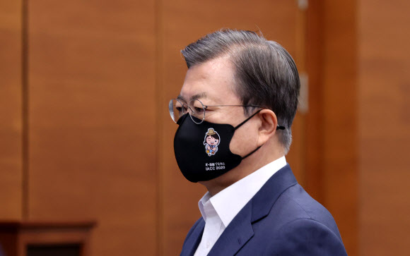 문재인 대통령이 17일 오전 청와대에서 열린 국무회의에서 국기에 경례하고 있다. 문 대통령은 다음달 열리는 제19차 반부패회의 행사 마스크를 착용했다. 2020.11.17  연합뉴스