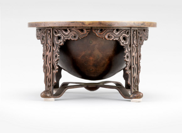 문화재청이 지난 상반기 미국의 한 경매에 출품된 앙부일구를 국외소재문화재재단을 통해 지난 6월 매입해 8월 국내로 들여왔다고 17일 밝혔다. 사진은 앙부일구 측면. 2020.11.17 문화재청 제공