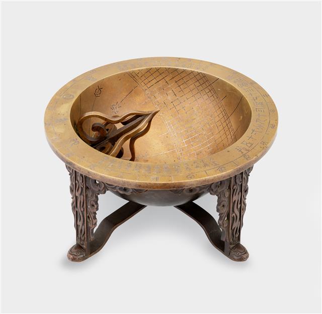 문화재청은 지난 상반기 미국의 한 경매에 출품된 조선 시대 해시계인 ‘앙부일구’를 국외소재문화재재단을 통해 지난 6월 매입했다고 17일 밝혔다. 앙부일구는 하늘을 우러러 보는(앙) 가마솥(부) 모양에 비치는 해 그림자(일구)로 ‘때를 아는 시계’ 라는 뜻을 가지고 있다. 조선 시대 과학 문화의 발전상과 통치자의 백성을 위하는 마음을 보여주는 대표적인 유물이다.  이번에 환수된 앙부일구는 18세기에서 19세기 초 사이에 제작된 것으로 추정되며, 지름 24.1㎝, 높이 11.7㎝, 약 4.5㎏의 무게를 지닌 금속제 유물이다.2020.11.17 문화재청 제공