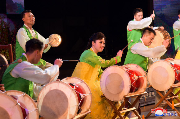 16일 북한에서 어머니날을 맞아 수도 극장들에서 주요 예술단체들의 공연이 진행됐다고 조선중앙통신이 17일 보도했다. 2020.11.17 평양 조선중앙통신=연합뉴스