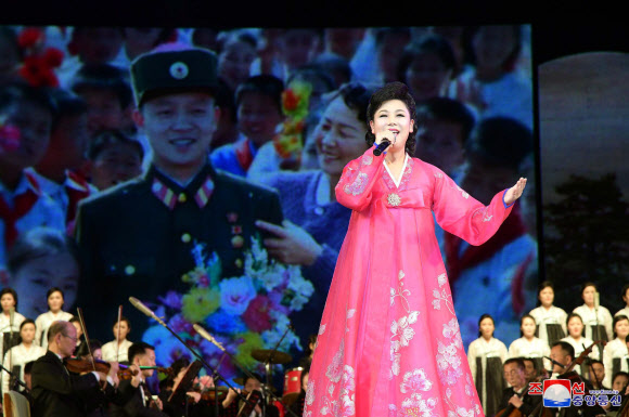 16일 북한에서 어머니날을 맞아 수도 극장들에서 주요 예술단체들의 공연이 진행됐다고 조선중앙통신이 17일 보도했다. 2020.11.17 평양 조선중앙통신=연합뉴스