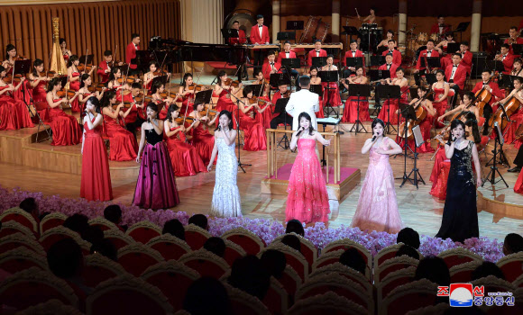 16일 북한에서 어머니날을 맞아 수도 극장들에서 주요 예술단체들의 공연이 진행됐다고 조선중앙통신이 17일 보도했다. 2020.11.17 평양 조선중앙통신=연합뉴스