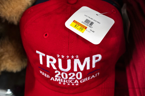 ‘재고’ 된 트럼프 모자 